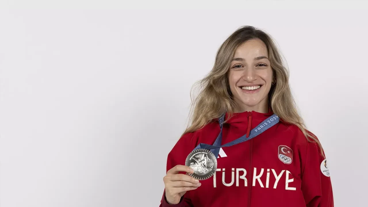 Buse Naz Çakıroğlu, Dünya Boks Şampiyonası'nda gümüş madalya kazandı