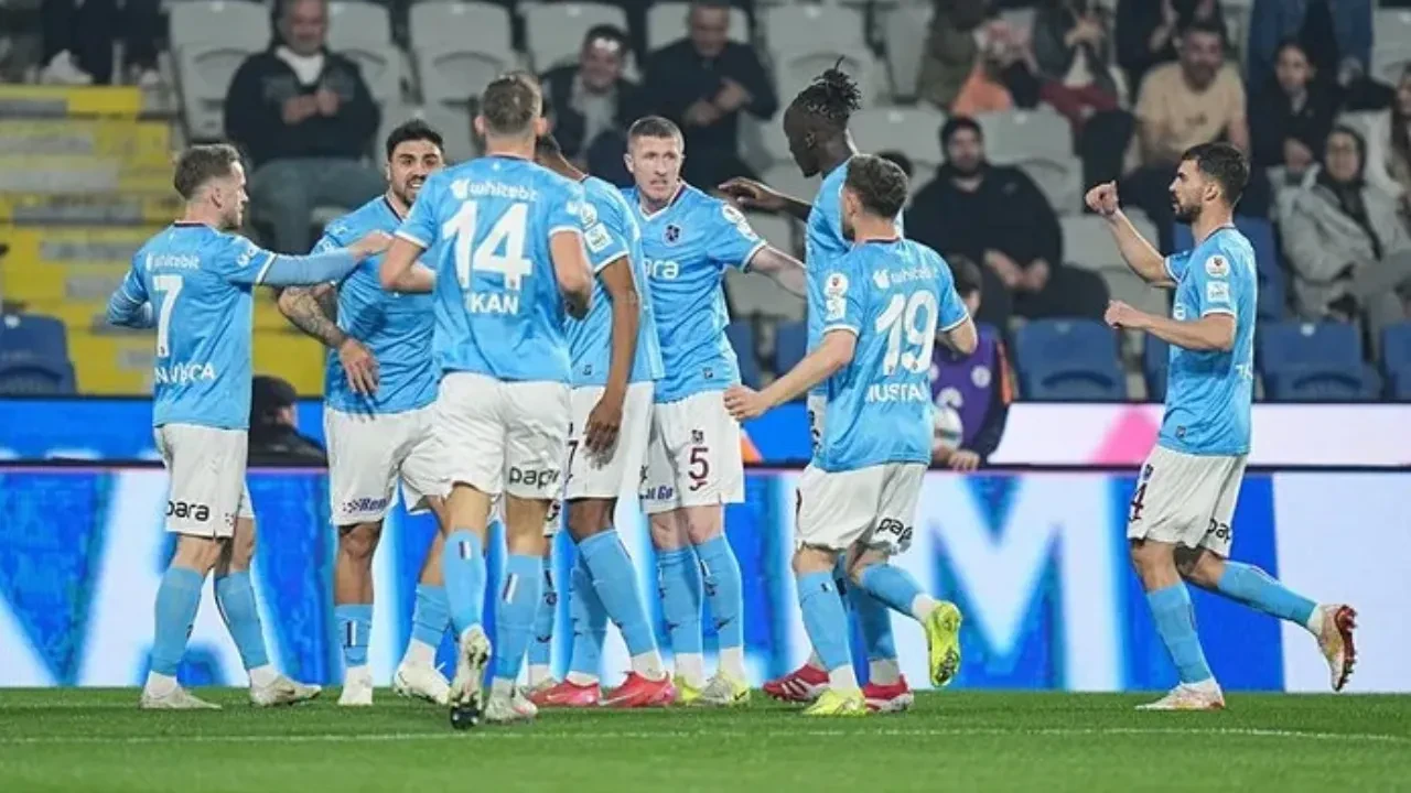 Fatih Tekke, ilk sınavında zaferle ayrıldı! Trabzonspor, Başakşehir'i 3-0'lık skorla mağlup etti