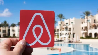 Airbnb ev sahibi, kötü yorum bırakan müşterisinin eşine başka kadınla fotoğraflarını gönderdi