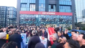 CHP'lilerden İstanbul İl Başkanlığı önünde protesto