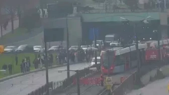 Topkapı'da bir kişiye tramvay çarptı, seferler durduruldu