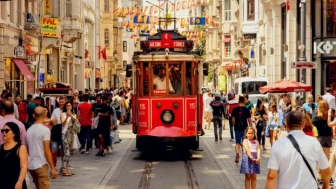 İstiklal Caddesi'nin simgelerinden nostaljik tramvaylar yerini bataryalı tramvaylara bırakıyor