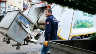 CHP'li Giresun Belediye Başkanı Köse, 1 Mayıs İşçi Bayramı'nda işçilerle birlikte çöp topladı