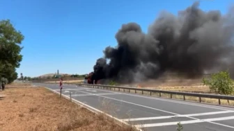 Seçimlerin yenilendiği Hilvan'a giden polisleri taşıyan midibüs alev aldı