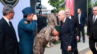 Özel Harekât Başkanı Süleyman Karadeniz, MHP lideri Devlet Bahçeli'nin elini öptü