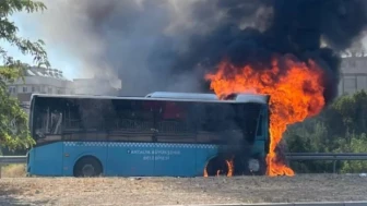 Antalya'da seyir halindeki belediye otobüsü alev aldı