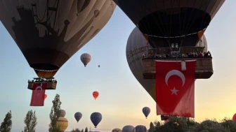 Kapadokya'da balonlar Türk bayraklarıyla uçtu