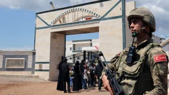 NATO, Zafer Bayramı'nı Afrin Hastanesi önünde nöbet tutan Türk askeri fotoğrafıyla kutladı