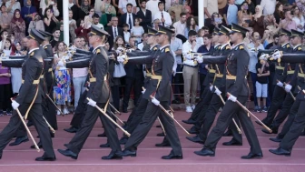 ÇYDD'den Kara Harp Okulu'ndaki teğmenlere destek