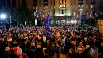 Gürcistan’da seçim sonuçlarını kabul etmeyen Cumhurbaşkanı Zurabişvili ve muhalefet kitlesel protestoya imza attı