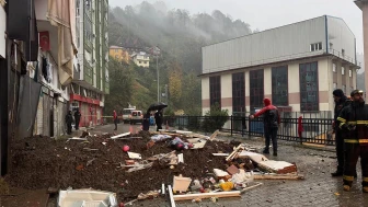 Rize'nin Çayeli ilçesinde heyelan: 1 ölü 3 yaralı