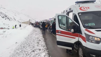 Erzincan'da yolcu otobüsü şarampole devrildi: Çok sayıda ambulans olay yerinde