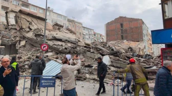 Güngören'de bir bina, yıkım aşamasındayken çöktü