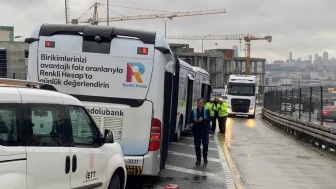 İstanbul'da fırlayan rögar kapağı metrobüsün kapısını kırdı: Yolcu yola düştü