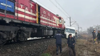 Kırklareli'de yük treni servis minibüsüne çarptı: 2 yaralı