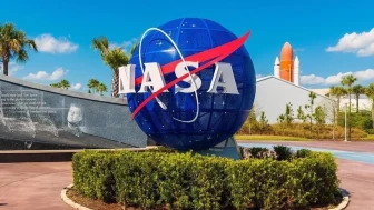 NASA, uzayda mahsur kalan astronotların dönüşünü erteledi