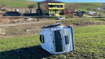 Diyarbakır’da öğrenci taşıyan minibüs devrildi: 9 yaralı