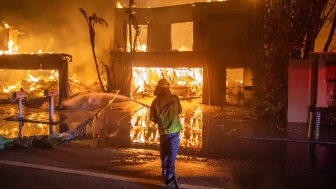 Los Angeles'taki orman yangınında binlerce ev yandı, yüz binlerce kişi tahliye edildi