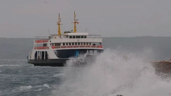 Gökçeada feribot seferleri 'fırtına' yüzünden kesintiye uğruyor