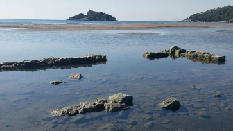 Muğla’da denizin çekilmesiyle tarihi gümrük binasının temeli ortaya çıktı