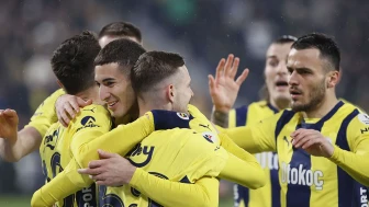 Fenerbahçe Antalyaspor’u 3-0 mağlup etti, puan farkı 4’e düştü