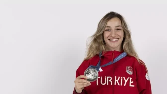 Buse Naz Çakıroğlu, Dünya Boks Şampiyonası'nda gümüş madalya kazandı