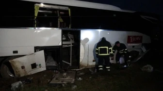 Çanakkale’de yoldan çıkan tur otobüsü kaza yaptı: 3’ü ağır 11 yaralı