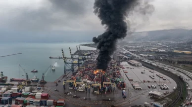 İskenderun Limanında depremde devrilen konteynerlerde yangın çıktı