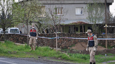 900 nüfuslu mahallenin giriş ve çıkışları kapatıldı