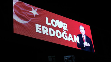 AK Parti'den 'Love Erdoğan' pankartlarının kaldırılmasına tepki