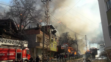 Artvin'de korkutan yangın, alevler 50'ye yakın eve sıçradı