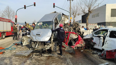 Freni patlayan TIR onlarca aracı önüne kattı: 3 ölü, 21 yaralı