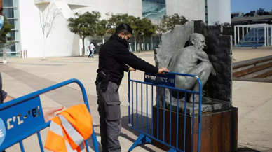 Çıplak heykel, polisi alarma geçirdi