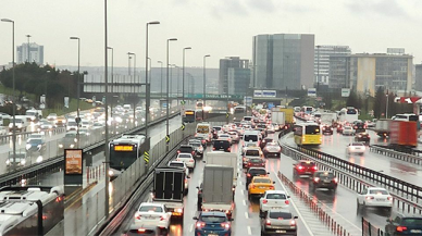 İstanbul'da yağış trafiği arapsaçına çevirdi