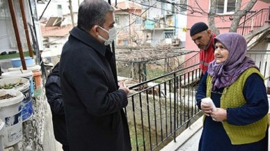 Vali kapı kapı gezip vatandaşı uyarıyor