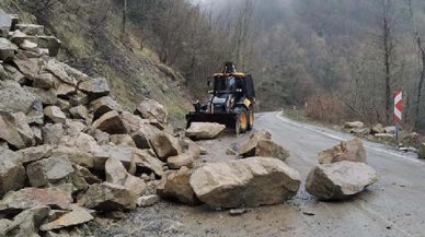 Bartın'da heyelan; Sürücülere dikkat uyarısı