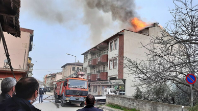 Binada yangın çıktı, Kovid-19 hastaları hastaneye kaldırıldı