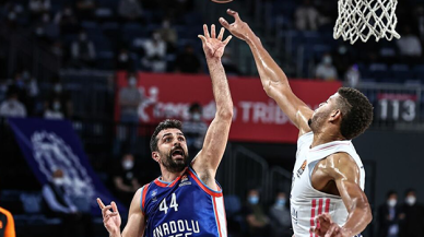 Anadolu Efes, Real Madrid'i yendi, Dörtlü Final'e yükseldi