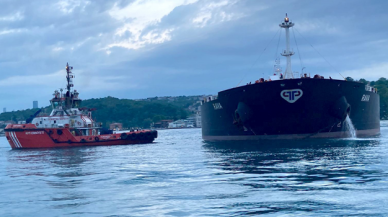 Kıyıya sürüklenen tanker, İstanbul Boğazı'nda tehlike yarattı