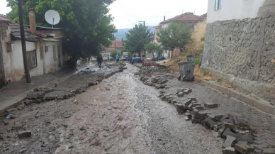 Manisa'da sel felaketi: 17 ev hasar gördü