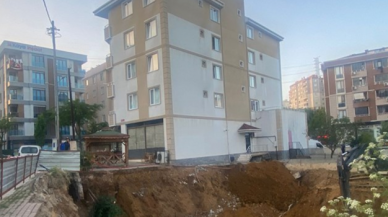 Pendik'te istinat duvarı çöken 5 katlı bina boşaltıldı