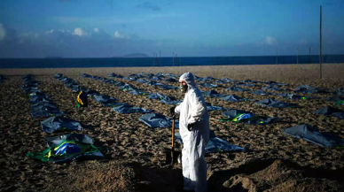 Rio'nun ünlü Copacabana Plaji'nda ceset torbaları