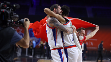 THY Avrupa Ligi şampiyonu Anadolu Efes kupasını aldı