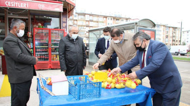 Vali, kısıtlamayı ihlal eden satıcının tüm limonları alıp, evine yolladı