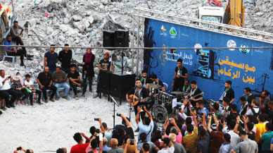 Filistinli müzik grubu, İsrail'in yıktığı binanın enkazında konser verdi