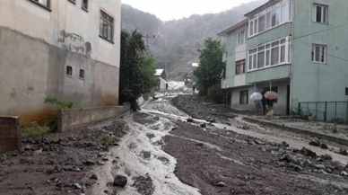 Giresun'da dere taştı, yollar çamurla kaplandı