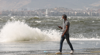 İzmir'de sıcak ve fırtına: Çatılar uçtu, vapur seferleri durdu