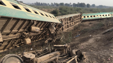 Pakistan'da tren felaketi... Çok sayıda ölü ve yaralı var