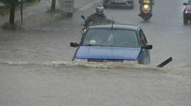 Sağanak aniden bastırdı, cadde ve sokaklar göle döndü