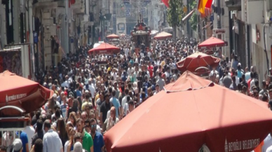 İstiklal'de bayram yoğunluğu: Maske yok, mesafe yok